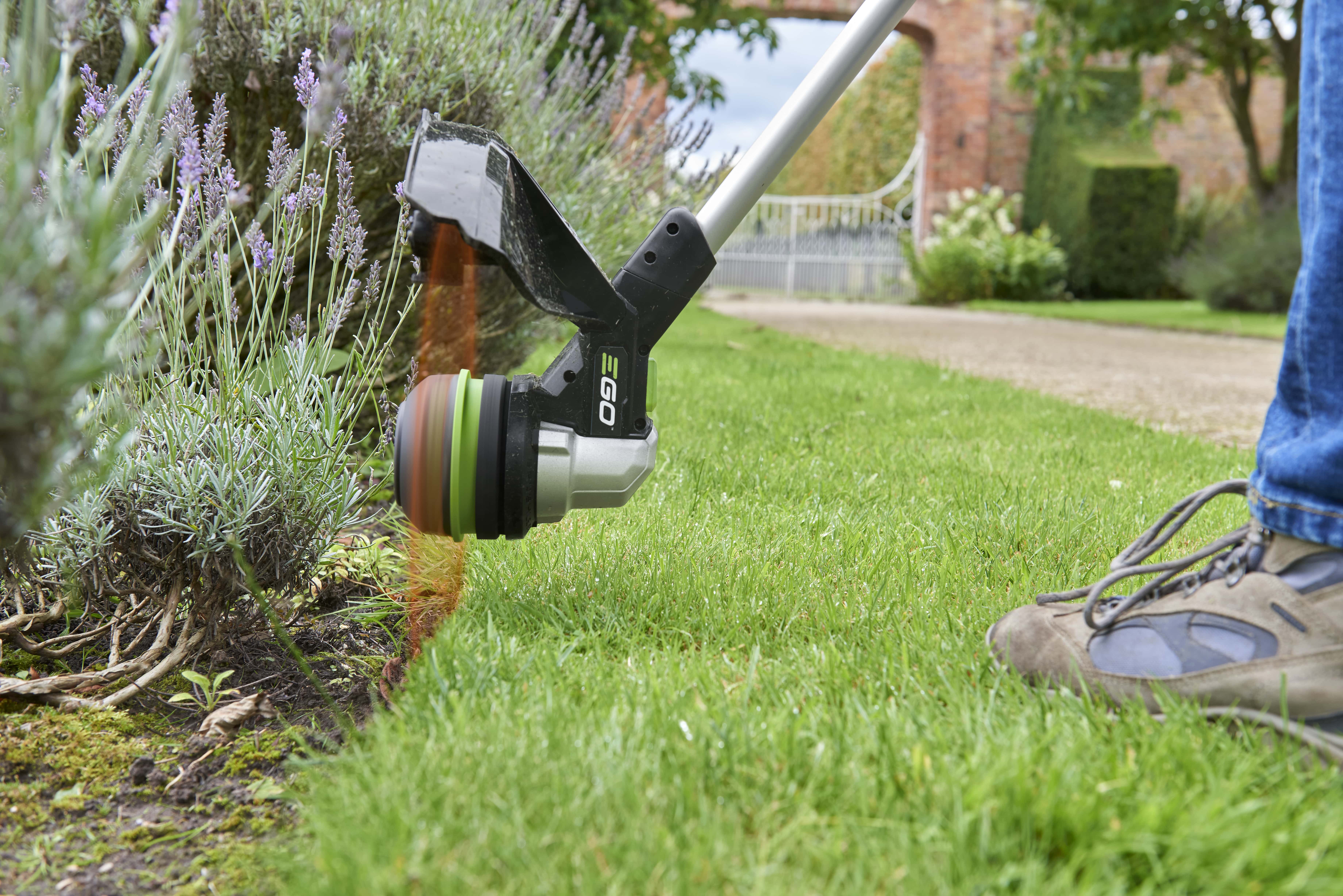 5 modi in cui un decespugliatore tagliabordi crea il prato estivo perfetto